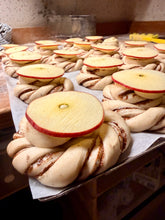 Ladda upp bild till gallerivisning, Månadens bulle Äpple vanilj